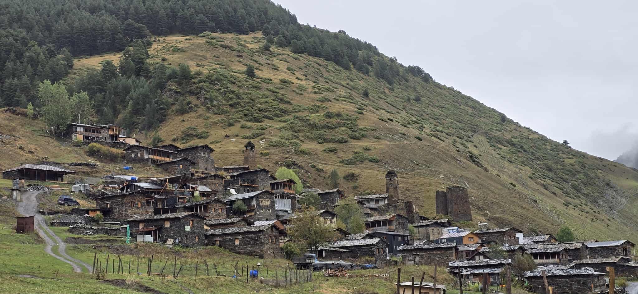 თუშეთის ულამაზესი სოფელი დართლო ქვის სახლებით